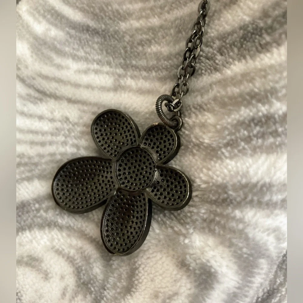 Black Flower necklace - Picture 3 of 7